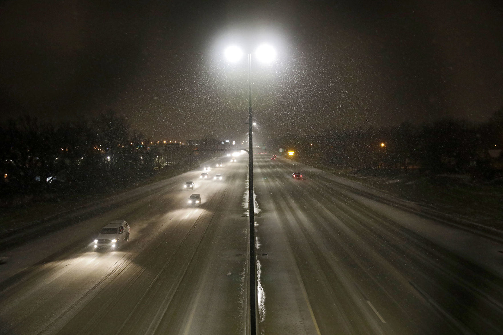 Snow falls on Tulsa area, northeast Oklahoma